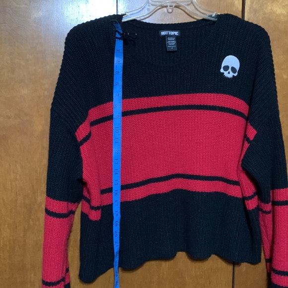 HOT TOPIC - CUTE BLACK & RED SWEATER WITH SKULL ๐ - Picture 5 of 9